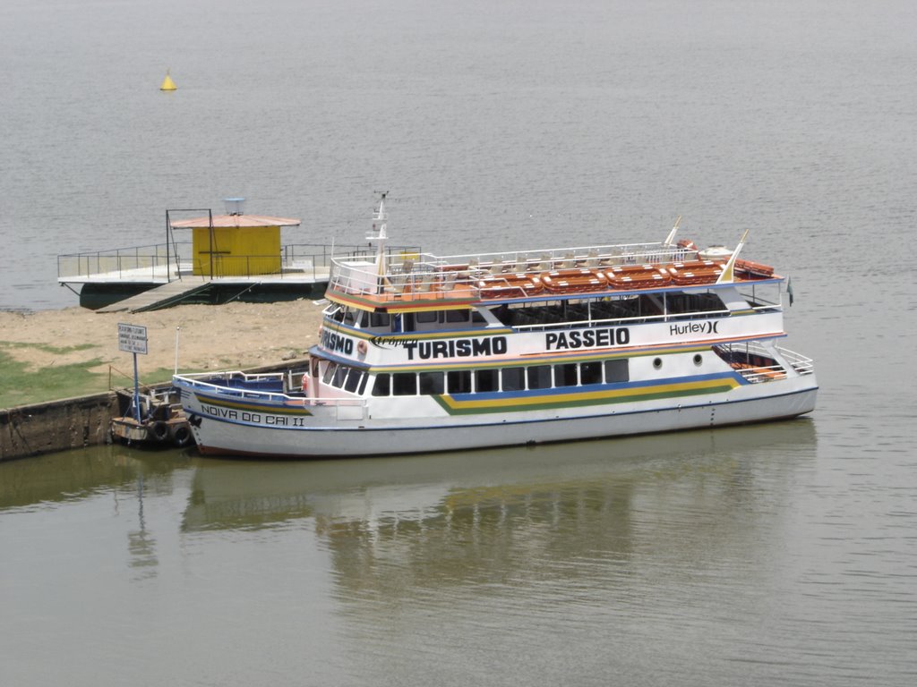 Barco - Guaíba/Porto Alegre, RS, Brasil. by André Bonacin