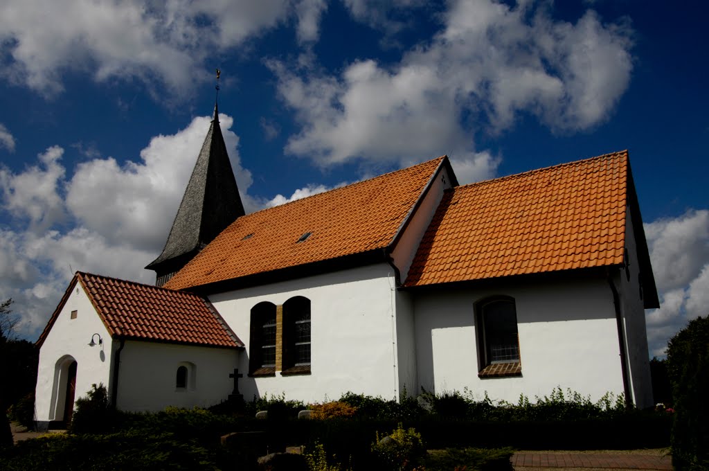 Kleine, alte Kirche von Freienwill mit nur drei Fenstern by Uwe Gehring