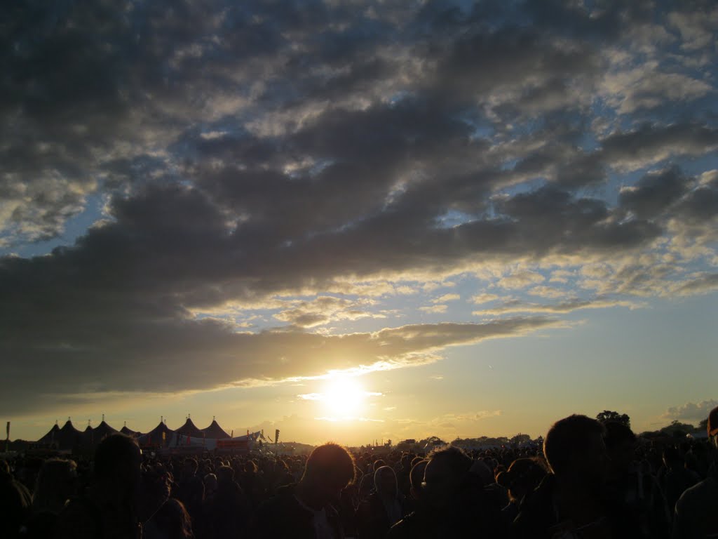 Sunset over Reading Festival 2011 by ★Dilyanka★