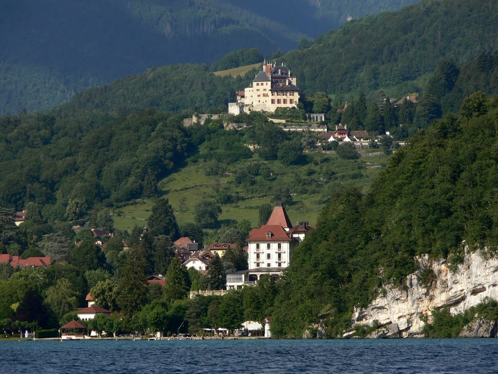 Vue sur Menthon Saint Bernard - Lac d'Annecy à St Jorioz (Haute-Savoie) by Naru Kenji