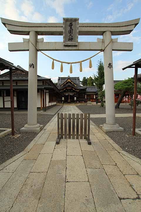 Torii gate of Hokoku-jinja Shrine by nutakku