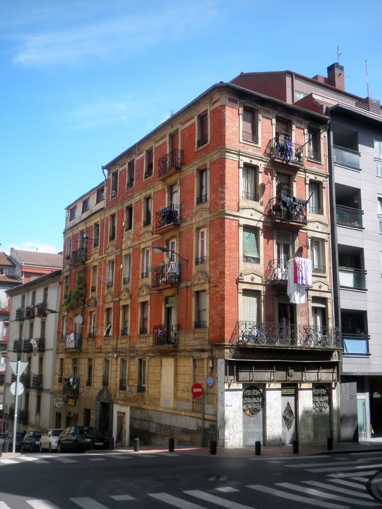 Edificio en la intersección de las calles de Las Cortes (en recuerdo de las Cortes que aprobaron la primera constitución de España en 1869) y La Laguna by xabier3007