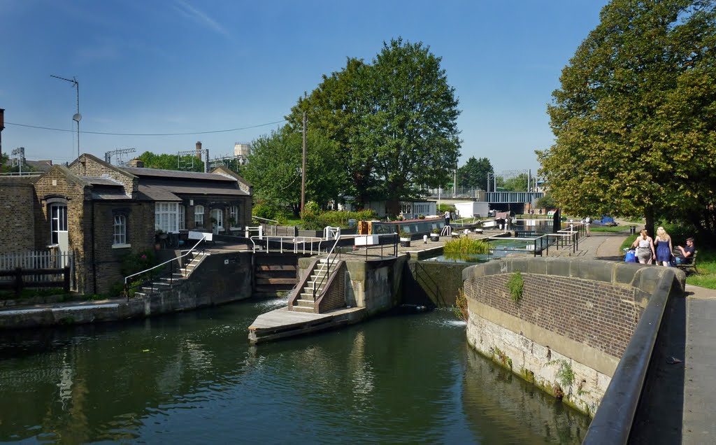 REGENT'S CANAL SAINT PANCRAS LOCK by Alan McFaden