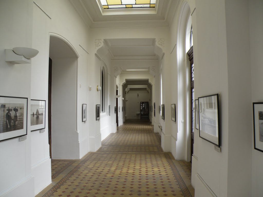 Inside the synagogue / Uvnitř synagogy by DM brothers