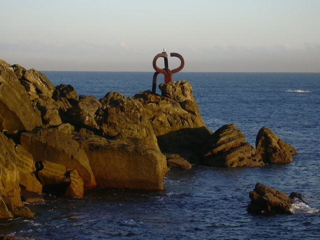 La escultura del peine de los vientos by Virginia Rubio López