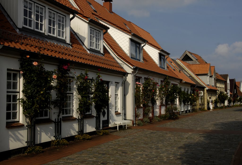 Schleswig, Holm, Idylle pur, kleine schmucke Häuser kreisförmig um den Friedhof mit Kapelle by Uwe Gehring