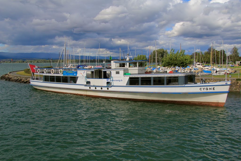 Das Motorschiff "Cygne" steht im Hafen von Murten für eine abendliche Seerundfahrt bereit by loamvalley