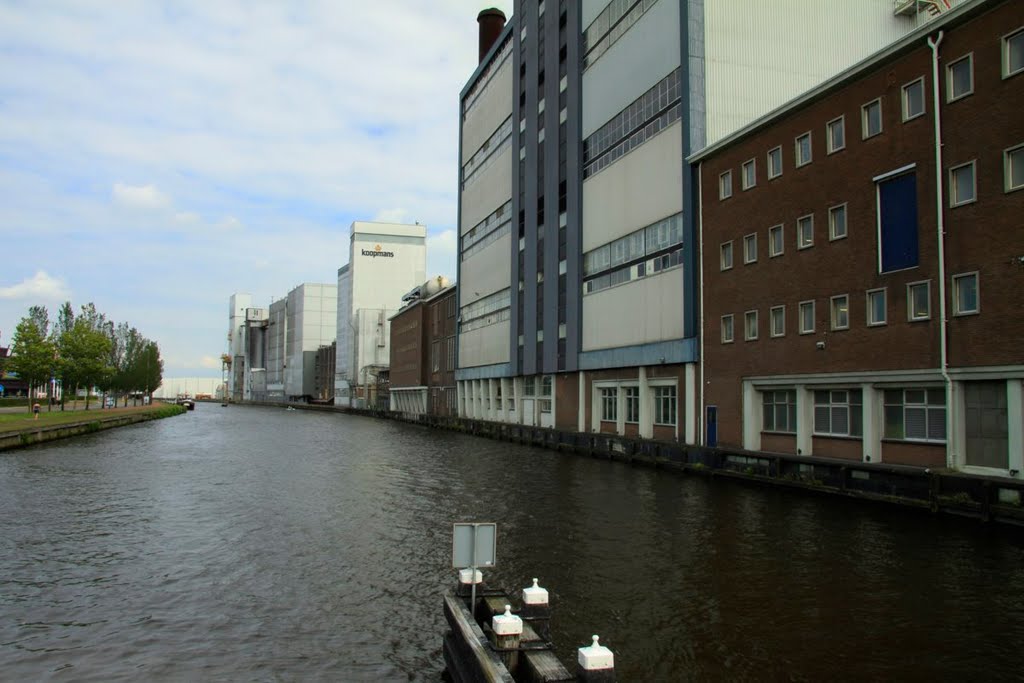 Vanaf de Kanaalsbrug zien we de grote industrieen de Condens en Koopmans. by watersnip