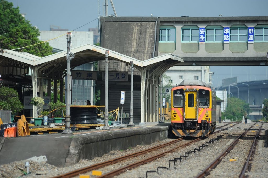 在竹東站裡準備開車的列車-20110903 by xcat