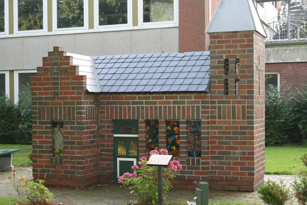 Diese Kirche wurde anlässlich des 5. Ostfriesischen Kirchentages im Juli 2008 von den Schülern der BBS Norden gebaut. Die Kirche ist ein vereinfachter Nachbau einer Kirche in Langwarden/Butjadingen by ©Opa Leez