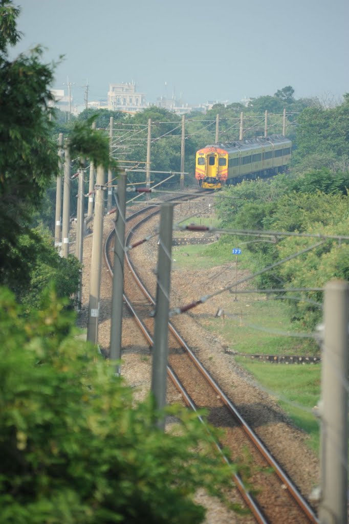 遠離大甲的自強號列車-20110903 by xcat