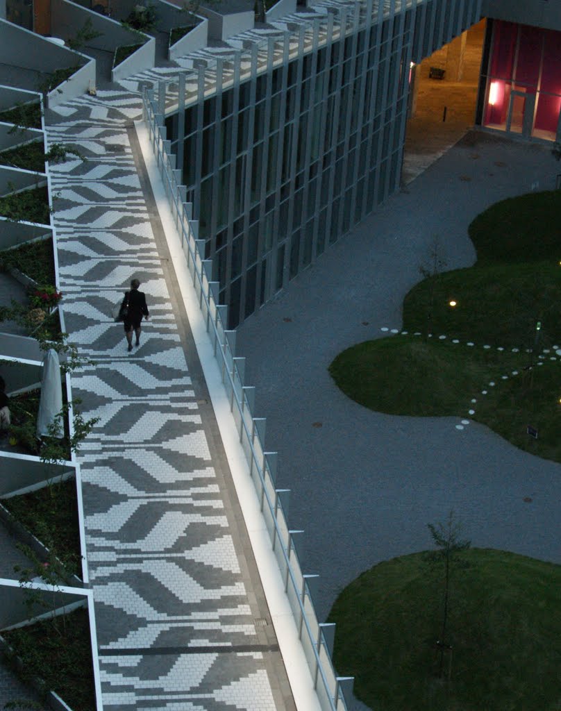 Internal sidewalk in The 8 House by Jens Cederskjold