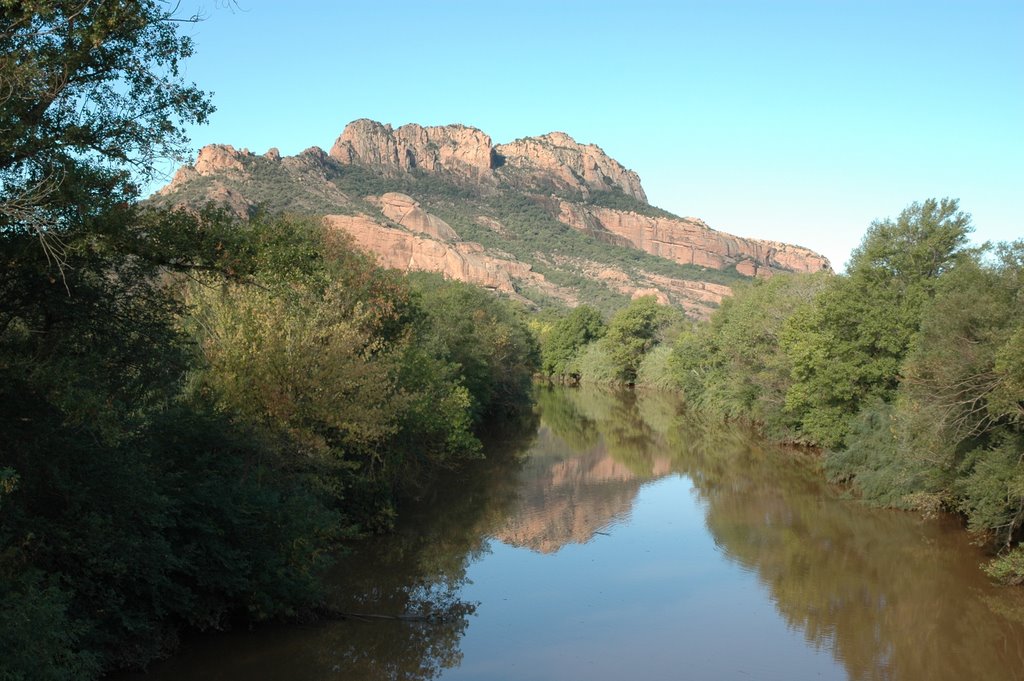 Rocquebrune-sur-Argens, la montagne et le fleuve by Olav Haslemo