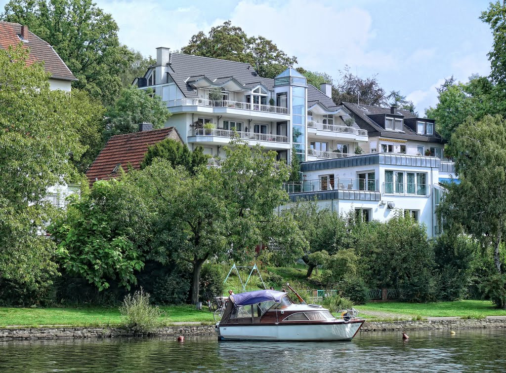 Mülheim-Menden / Wohnhaus am Ruhrufer by Cityfotograph