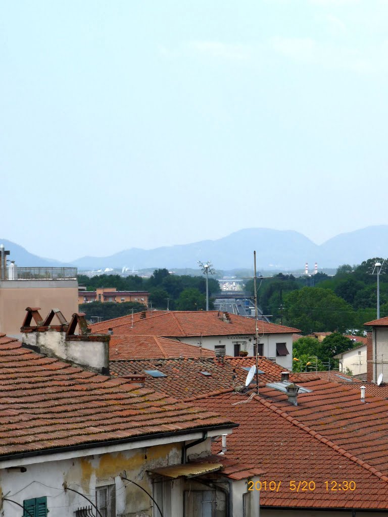 L'autostrada vista dall'alto ad Altopascio. by Arturo Biondi