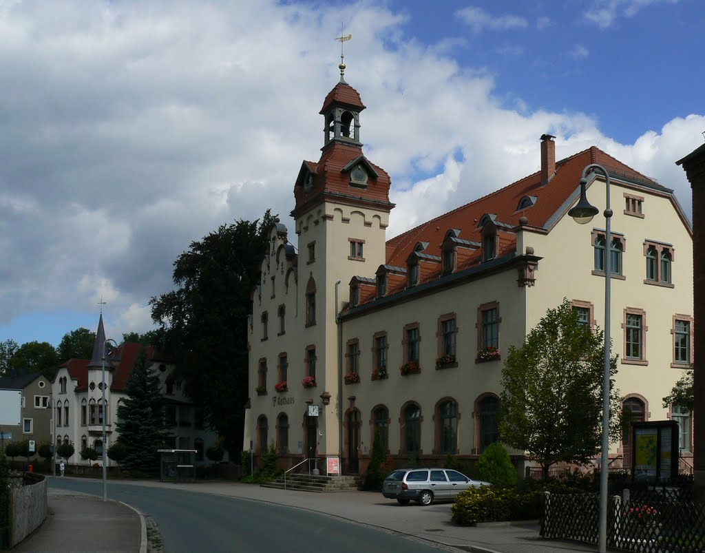 Chemnitz OT Einsiedel - Die Einsiedler Hauptstrasse mit Rathaus und "Hahn-Villa" by Thomas Eichler