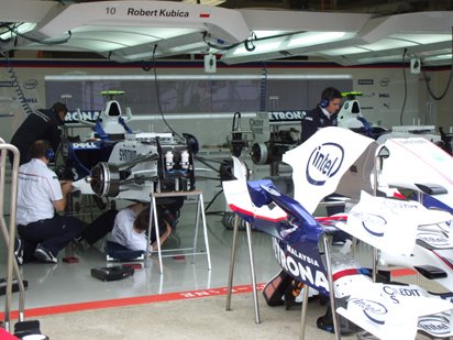 Silverstone, BMW Sauber pit (2007) by jk1812