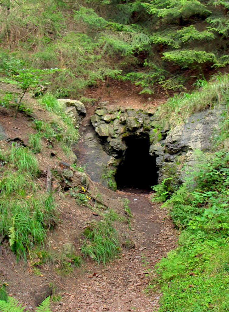 Hohenstein-Ernstthal (Karl May Wanderweg) - Karl May-Höhle (entstanden im 17. Jahrh. durch Bergbau auf Eisen) by Rudolf Henkel