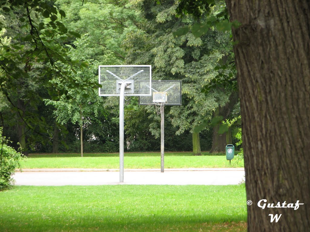 Basketball court Friedenspark Leipzig by Gustaf W