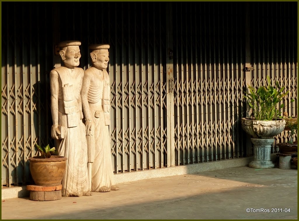 Guards on Thai/ Laos border (Chiang Khong) by Tomros