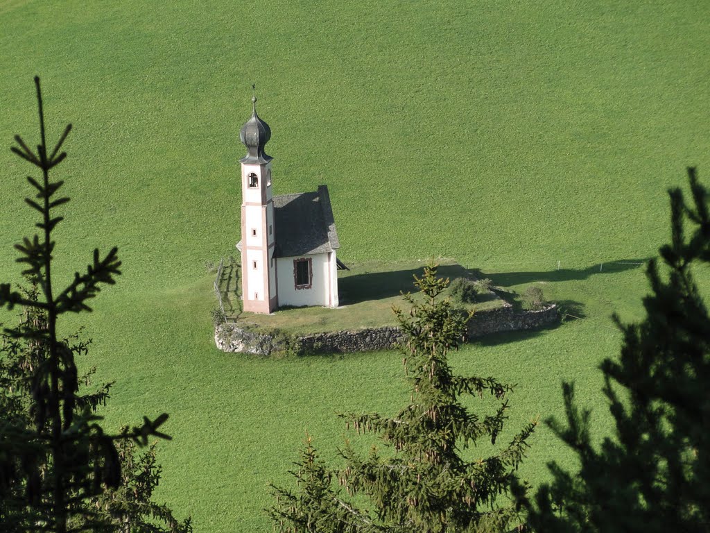 Kapelle im Villnöss-Tal by Rainer Wichmann