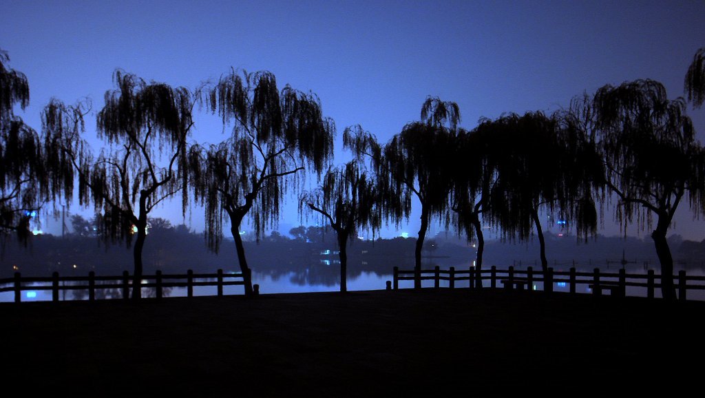 The Blue Lake in the Blue Night, Daming Lake, Jinan, China; 空湖幽蓝 济南大明湖北岸. 2007-11-9 20:53:30 by Flowing Ink