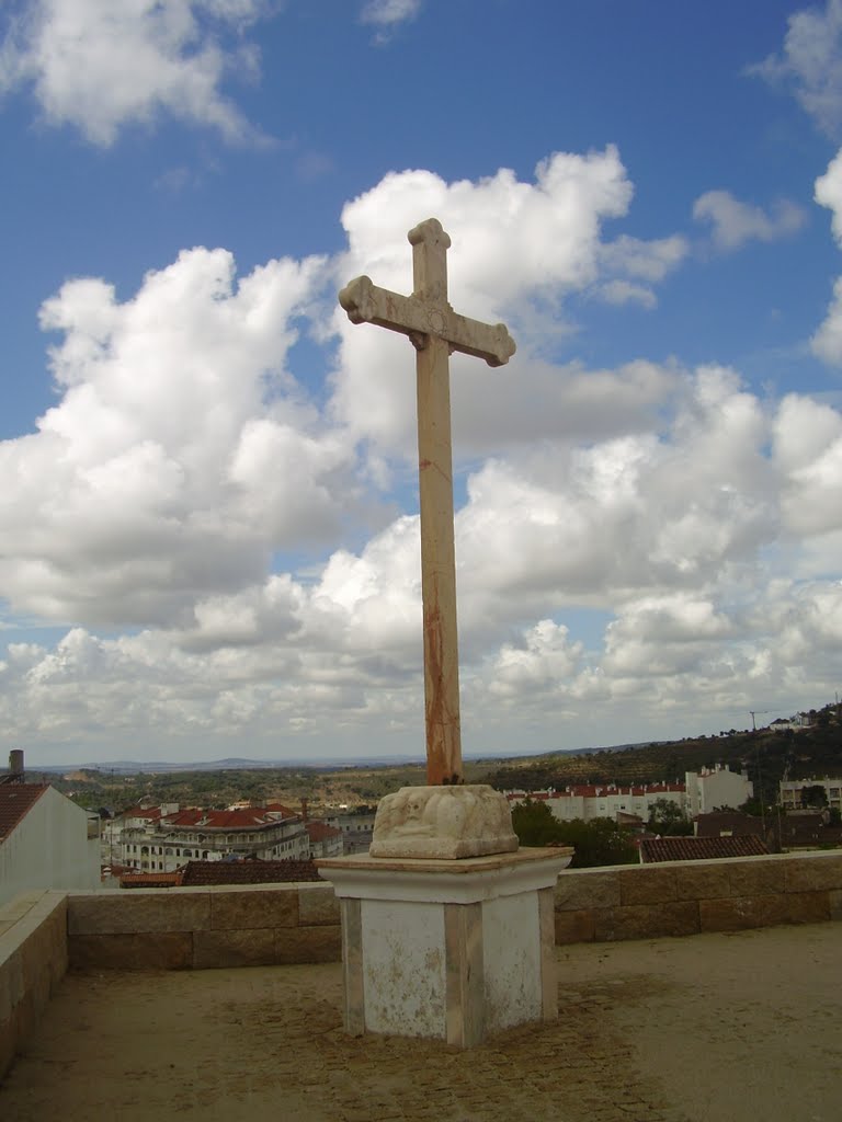 Cruzeiro na Capela do Calvário em Portalegre - Portugal by Parruco