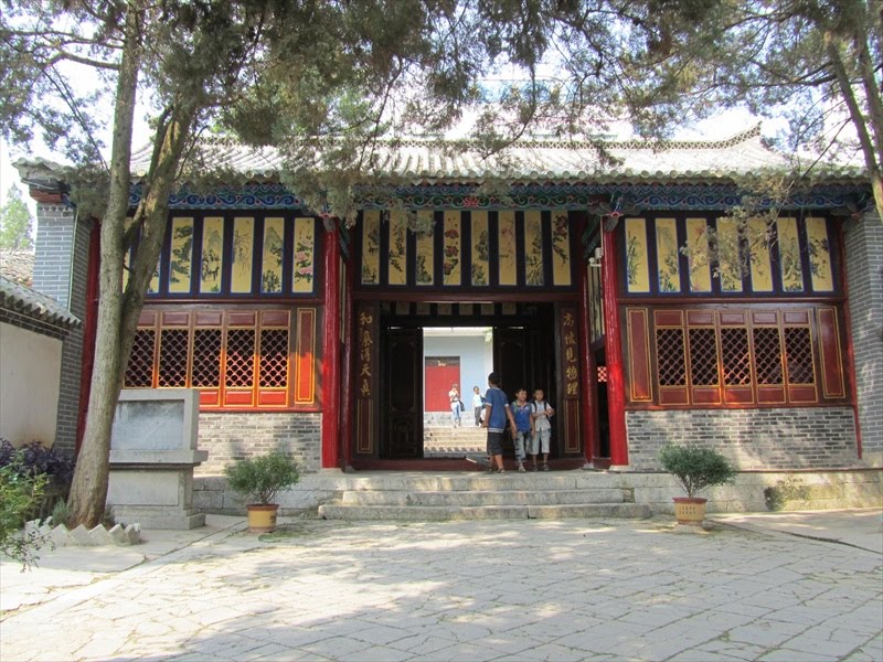 Guangnan - the old town - the former King's House, now a school by Dolphintorn