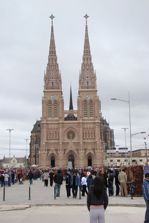 Basilica de Lujan by faustochiesa