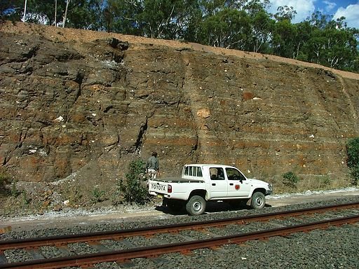 Sedimentary strata near Excelsior Mine (position approximate) by EcologistGreg