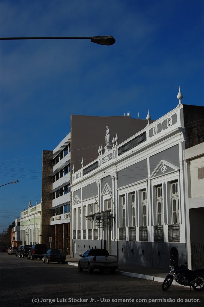 Conjunto histórico interrompido pelo Hotel Sinuelo em Jaguarão (RS) by Jorge Luís Stocker Jr [thesapox]