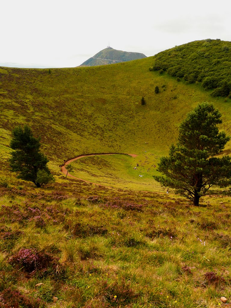 Le Puy du Pariou et le puy de Dôme by Nicolas Aubé