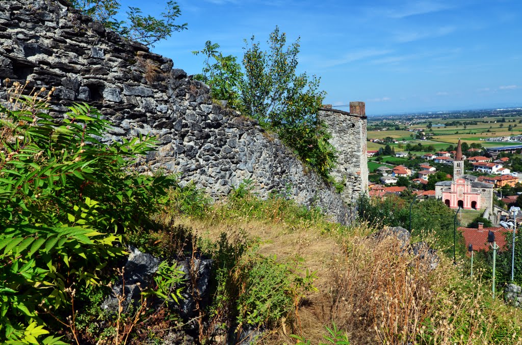 Le rovine delle mura del castello di Caraglio e la Chiesa di San Giovanni (see comment) by violapinnata