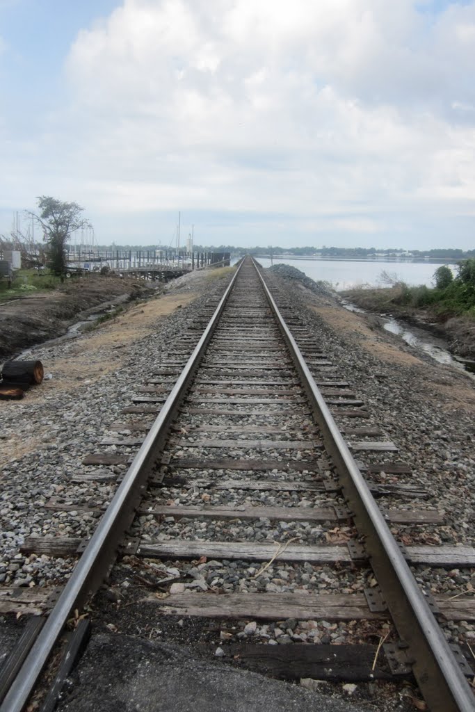 Looking west along tracks by HerrWilli