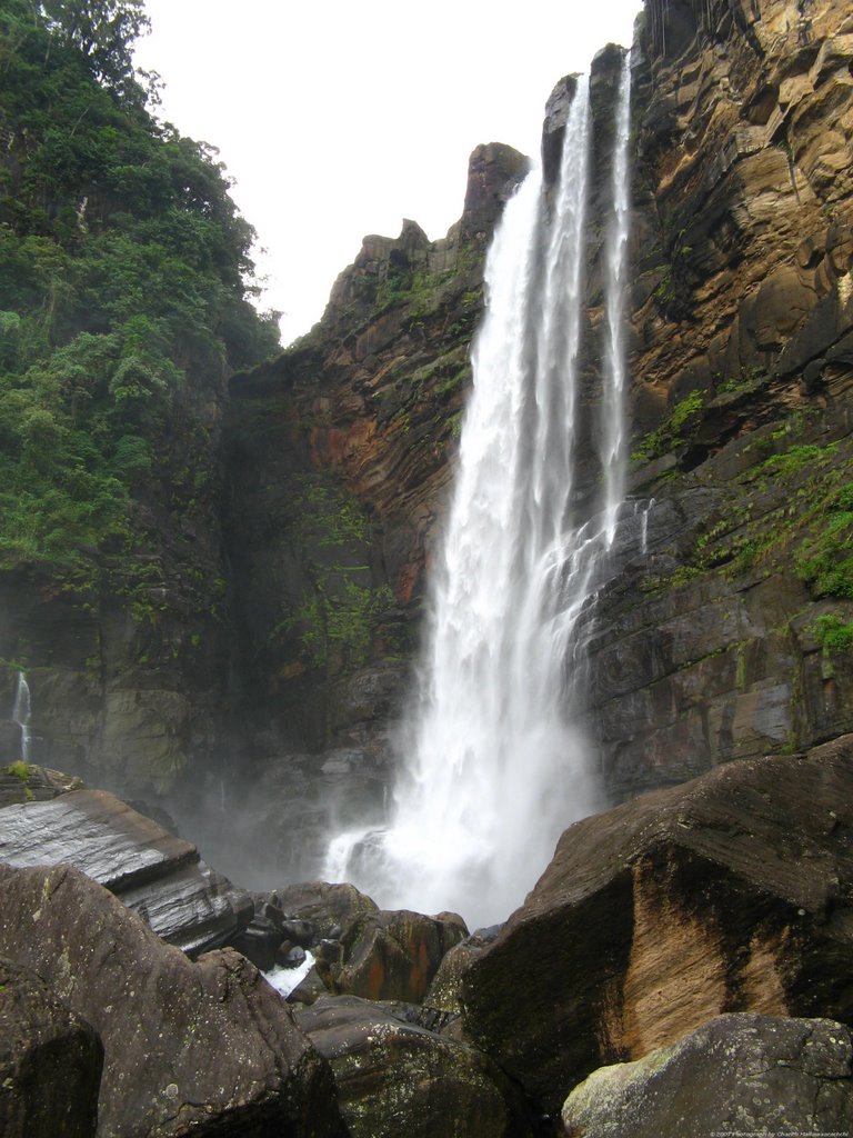 Laxapana waterfall by Charith Mallawaarachchi