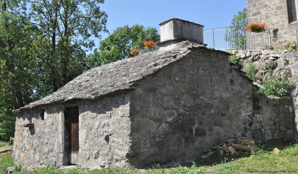 Four banal à Saint-Victor-la-Rivière by Woimant-Malloizel