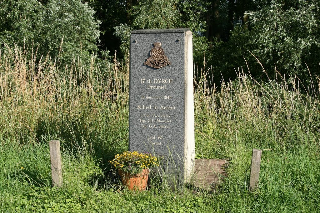 Dreumel - Waaldijk: Oorlogsmonument by Scholte