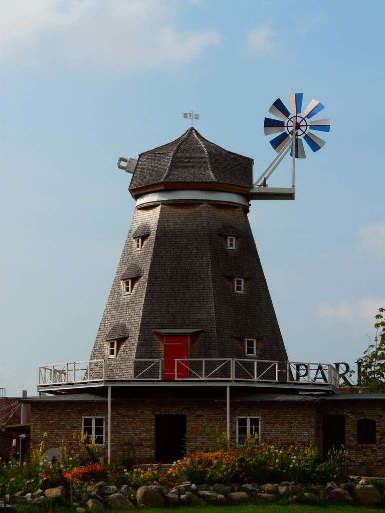 Germany_Western Pomerania_Stralsund_rebuilt dutch octagonal windmill with platform and revolving cap without wings_rekonstruierter Galerieholländer ohne Flügel_Neue Mahnke'sche Mühle_P1250574 by George Charleston