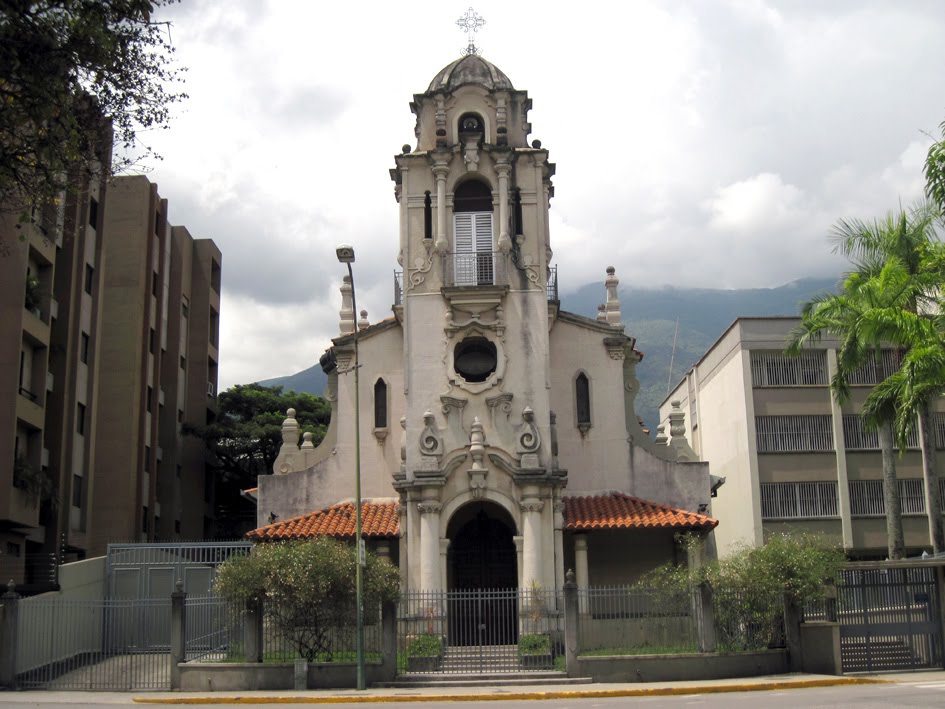 Iglesia Santo Tomás de Aquino by Alberto Rojas