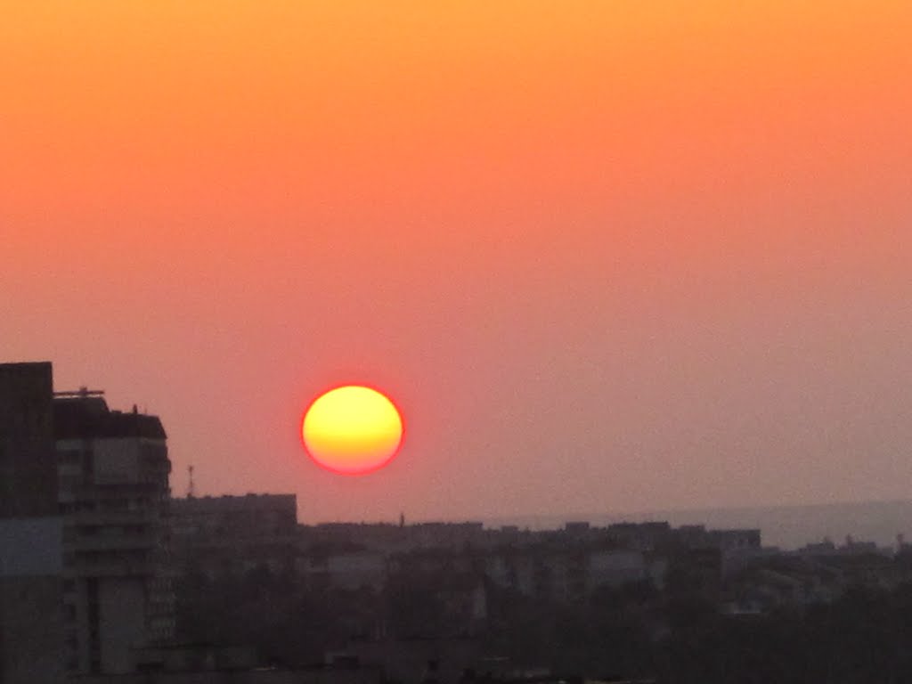 O pôr do Sol numa tarde de verão na cidade de Blagoevgrad by Peter  Nikolov