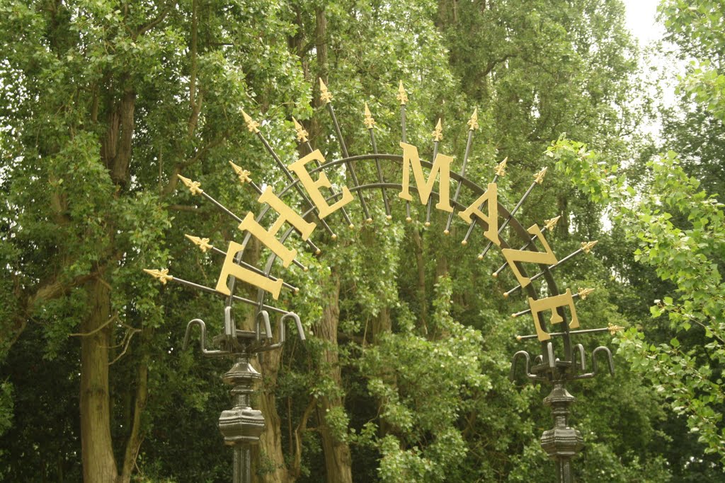 Crystal Palace Hedge Maze, London by katejoy77