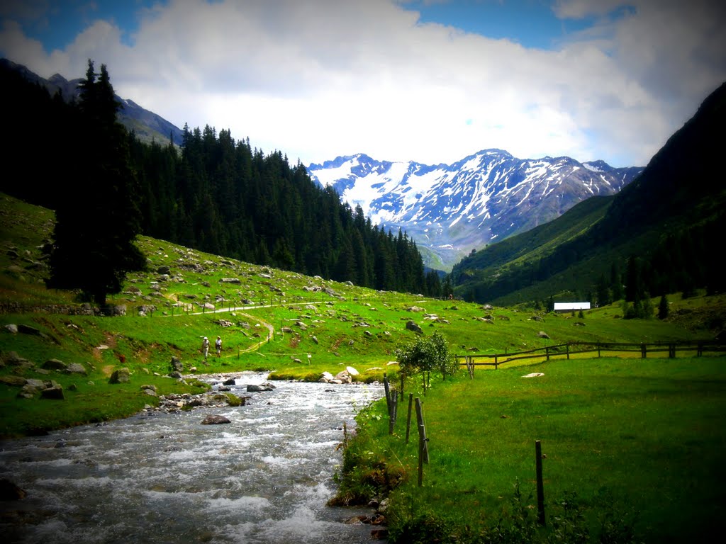 Valley walk on the way to Durboden by alexa89