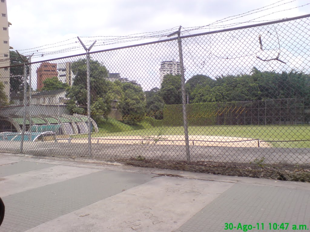 Campo de Bèisball, En la Facultad de Ciencias de la Universidad Central de Venezuela, Paseo Los Ilustres, Caracas, Venezuela. by palmer_818