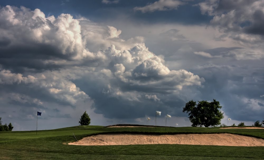 Thunderstorm clouds arrives at the golf course by the Golftraveller