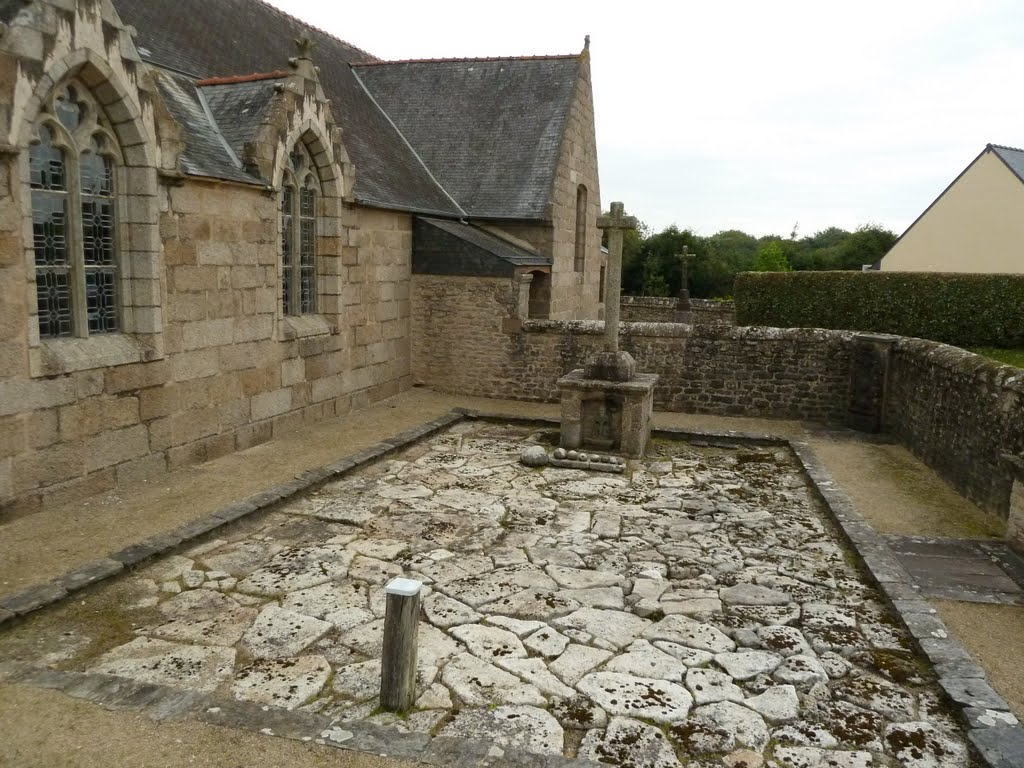 Cimetière des 7 847 Saints (10e - 11e s.), Lanrivoaré by FGuertin