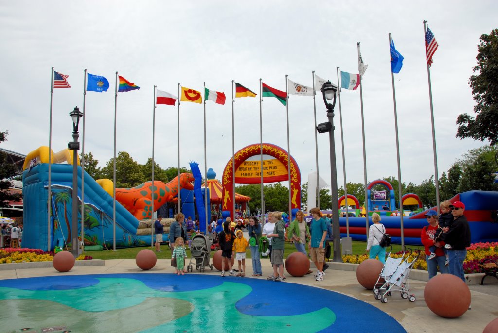 Midgate Fountain Daytime, Henry Maier Festival Park by MikeShank