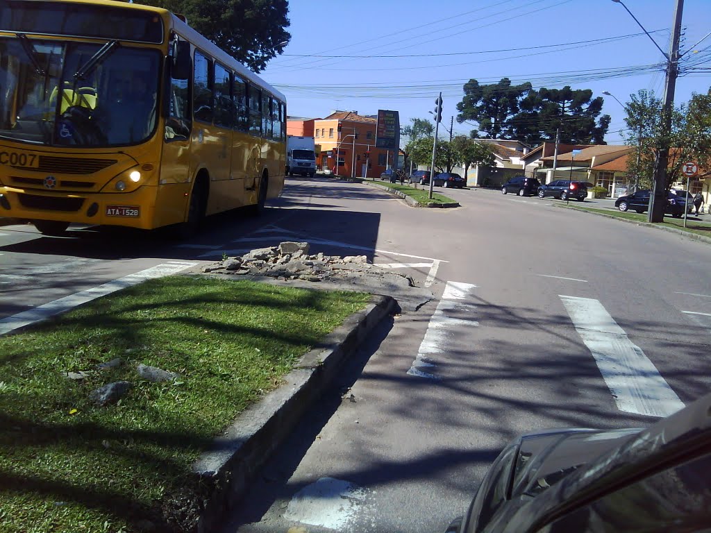 Canteiro danificado - Campo Comprido - Curitiba PR by curitiba.seculo21