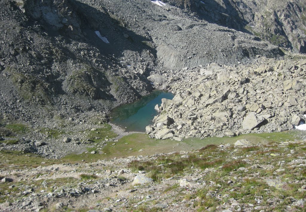 Bellissimo il Lago Nero, sotto il passo di Manzol by Giovanni Malinverni