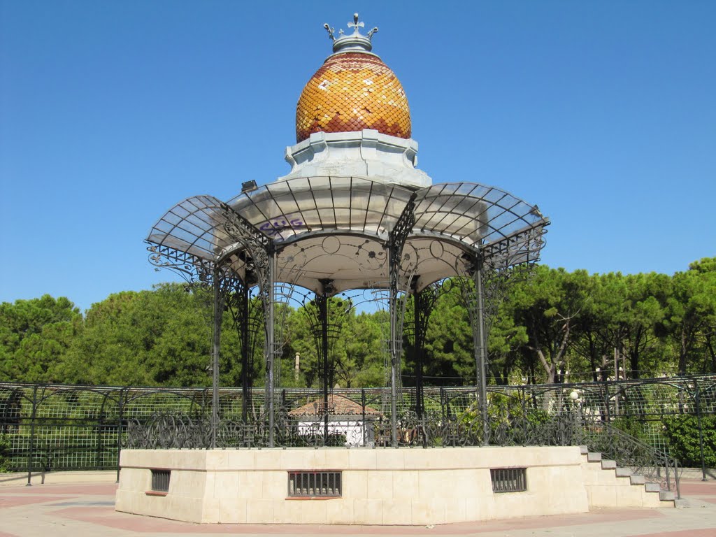 Kiosko de música en el parque Grande de Zaragoza. by Asenvi