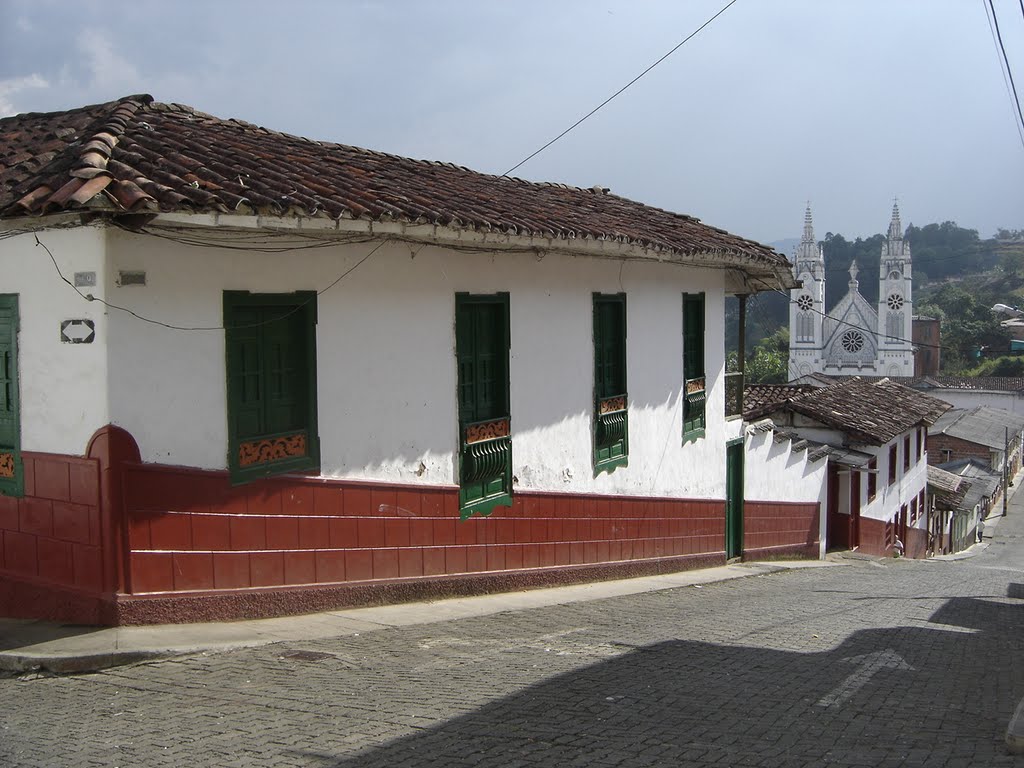 Calle empedrada, La Visitación al fondo by alejandrino tobon